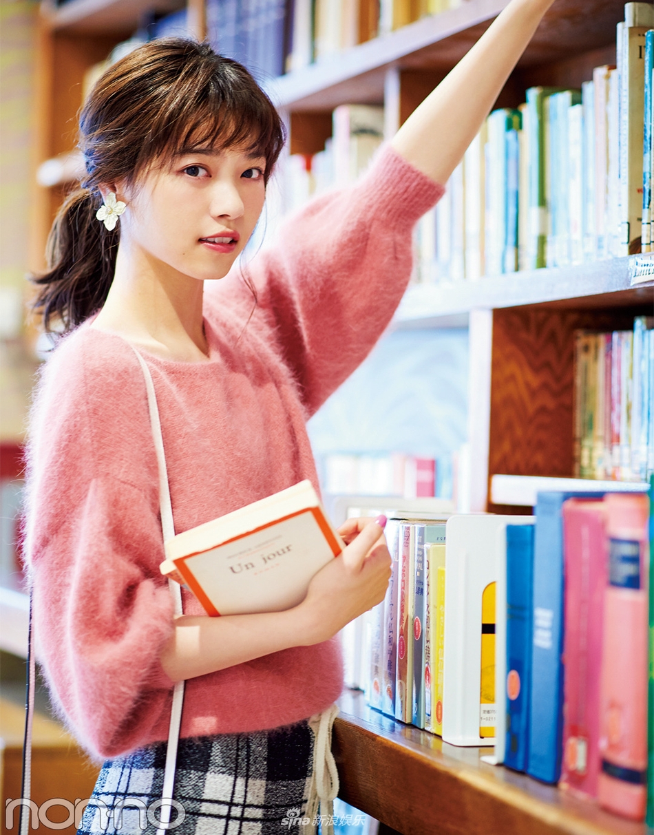 组图:同款不同色 西野七濑毛衣look温婉大气