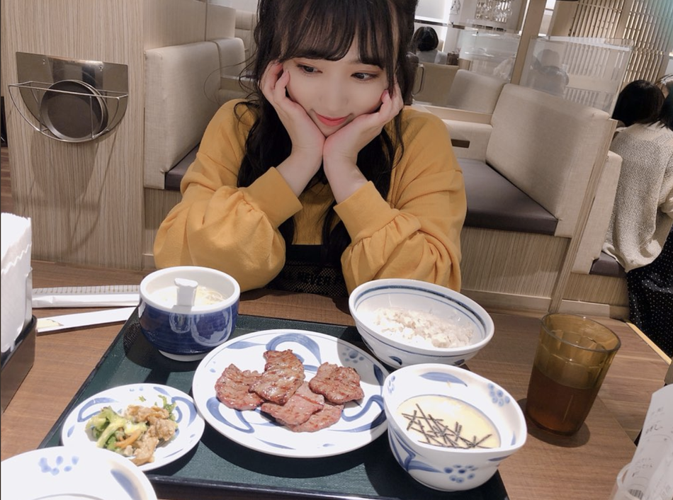 组图:矢吹奈子晒出自拍 吃相甜美可人