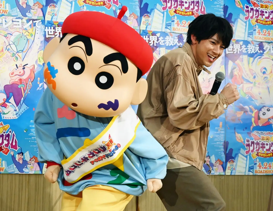 组图:山田裕贵首次担任动画声优 与蜡笔小新搞怪同框