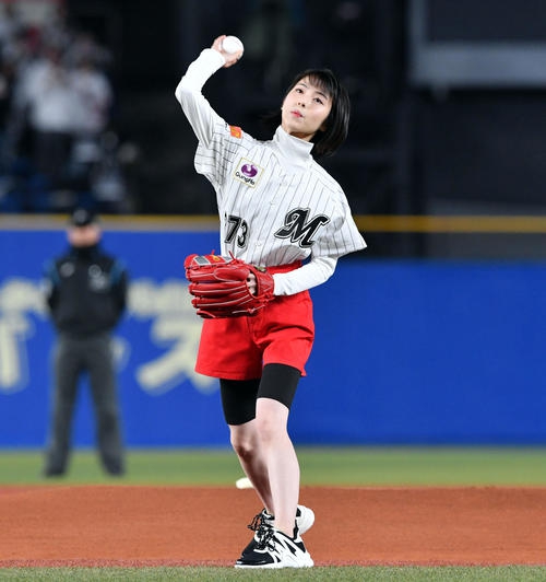 组图:滨边美波参加开球仪式 变身棒球投手运动风十足