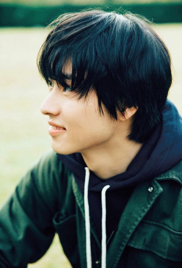 组图:山崎贤人拍摄春意写真 白嫩面庞清秀养眼