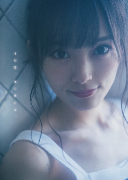 组图:山本彩登杂志封面 眼神锐利摄人心魄