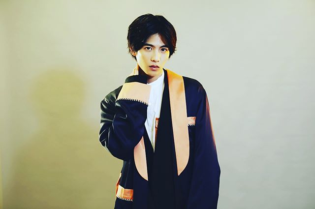 2 / 10 新浪娱乐讯 日本人气演员志尊淳为杂志《n