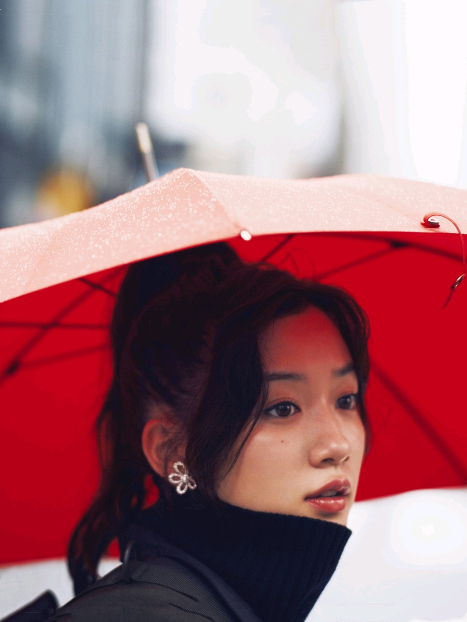 组图:永野芽郁红伞写真 眼睛透亮宛如玻璃珠