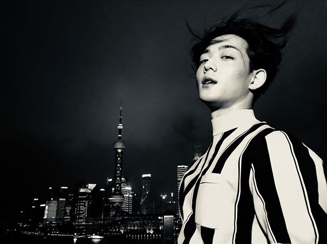 组图龙星凉上海开见面会夜游上海晒酷炫街拍