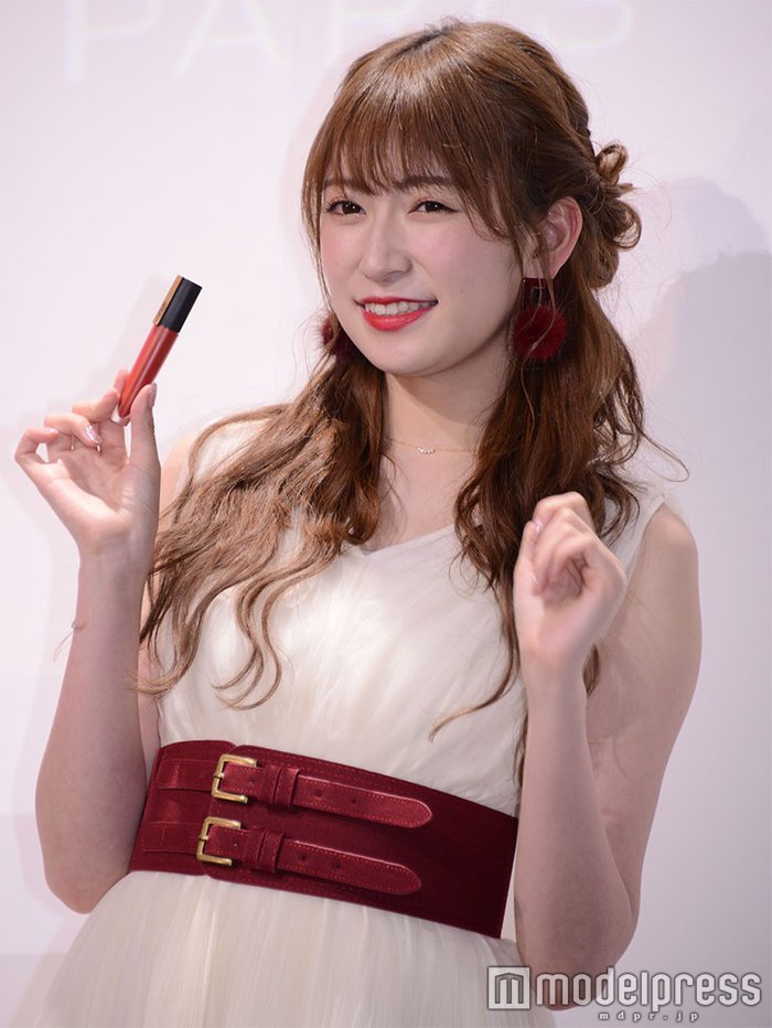 新浪娱乐讯 nmb48吉田朱里今日出席某品牌活动,肌肤水嫩谈保养秘诀.