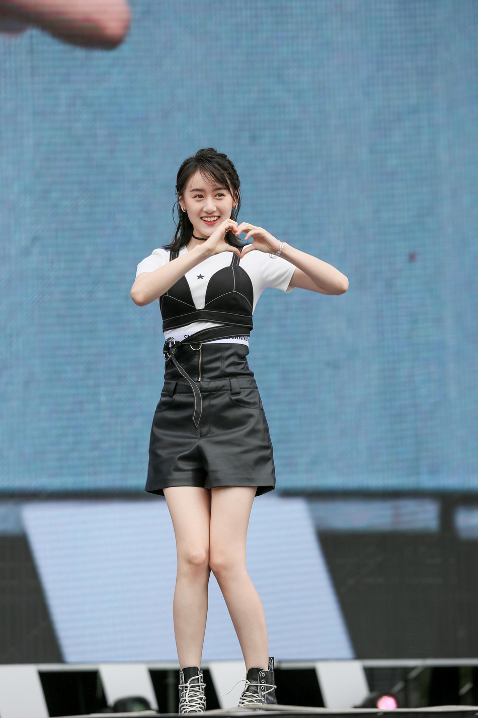 组图:袁冰妍亮相粉丝嘉年华 甜美笑容清新感十足