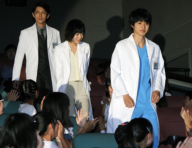 组图:日剧《好医生》举办试映会 山崎贤人等与小朋友亲切合影