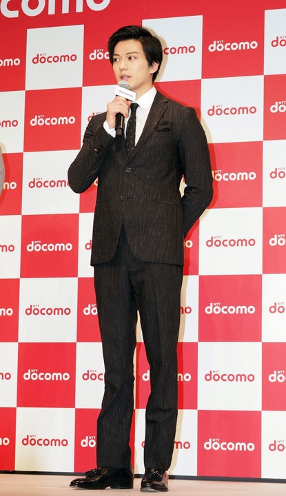 组图:新田真剑佑出席手机新品发布会 身穿黑色西装挺拔立派