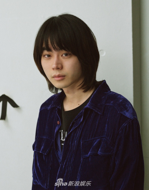 组图:菅田将晖拍摄杂志写真 造型简洁个性气质清冷