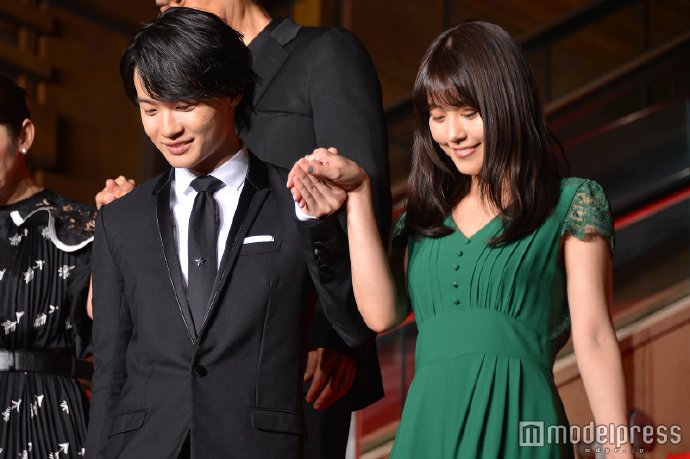 新浪娱乐讯 神木隆之介有村架纯8日子东京出席电影发布会,二人言笑晏