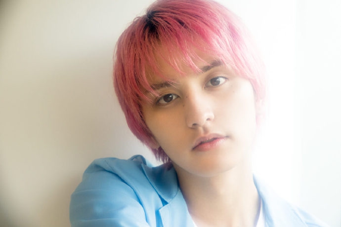 组图年轻男演员濑户利树头顶粉毛笑容灿烂青春洋溢