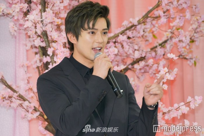 新浪娱乐讯 日前,新田真剑佑参加活动,黑色西服套装帅气稳重.