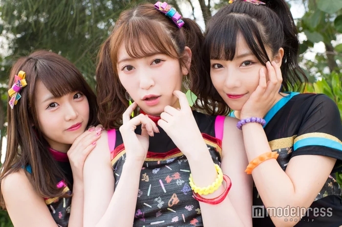 组图:nmb48三成员冲绳拍写真 面对镜头展示可爱笑容