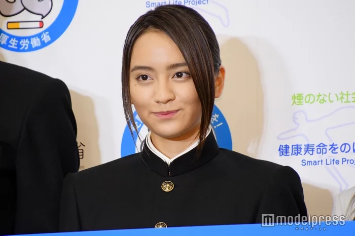 组图:艺人冈田结实参加活动 一身男装引发热议