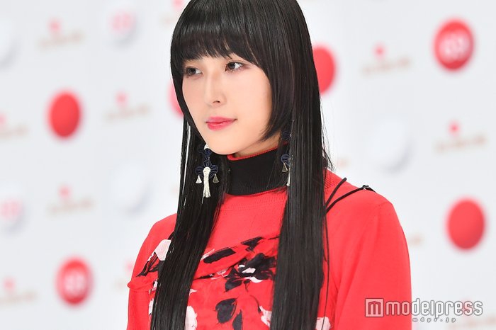 组图:歌手daoko出席红白歌会发布会 红衣黑发气质清冷