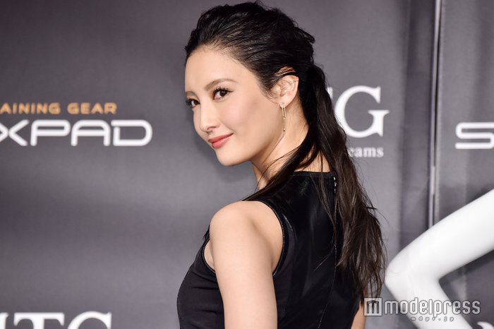 组图:菜菜绪出席活动 大秀完美身材