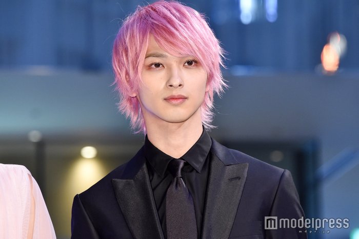 组图:横滨流星出席剧集发布会 粉色头发宛如从漫画里走出来