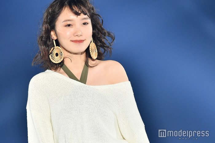 组图:饭丰万理江为tgc走秀 小露香肩展示健康性感