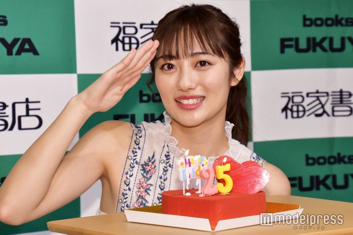 组图:奥山和纱出席写真集发售纪念活动 穿夏日连衣裙清新十足_高清