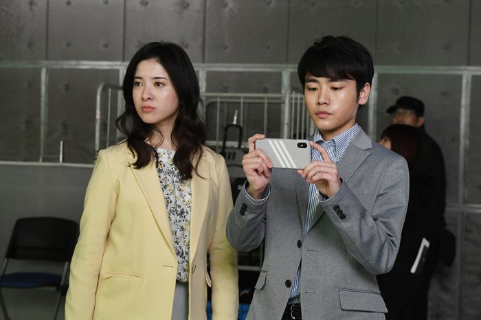 组图:《我要准时下班》公开新剧照 吉高由里子帮助同事渡难关