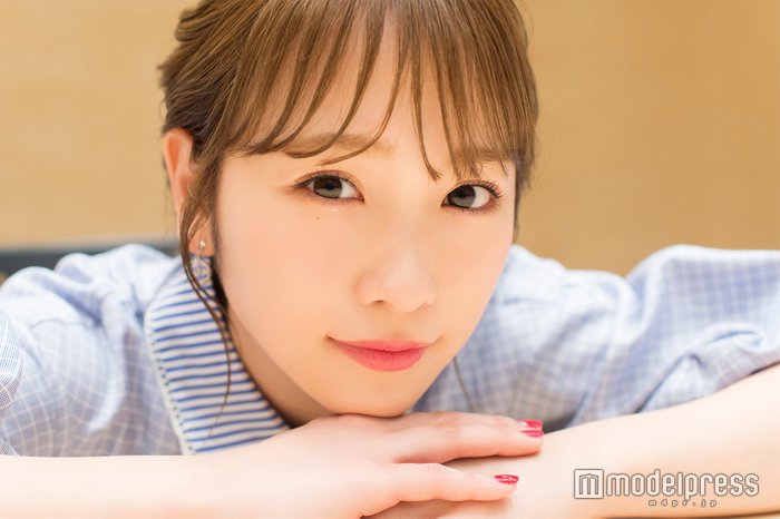 组图川荣李奈拍摄写真衬衫裙展示温柔气质