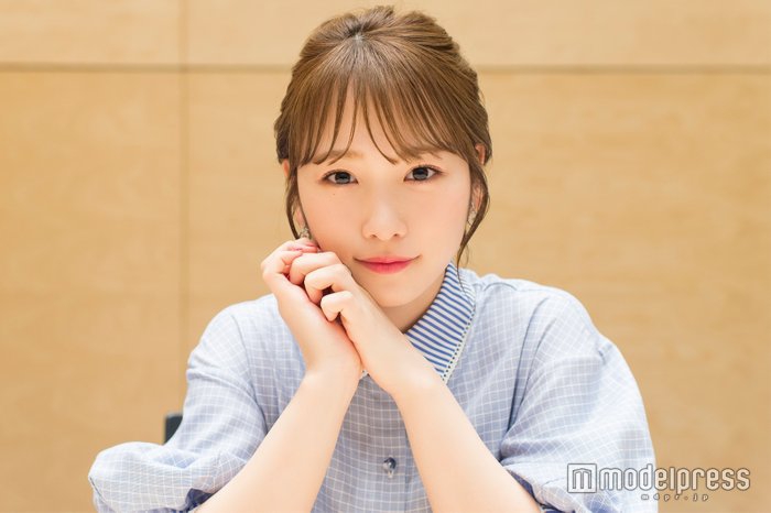 组图:川荣李奈拍摄写真 衬衫裙展示温柔气质