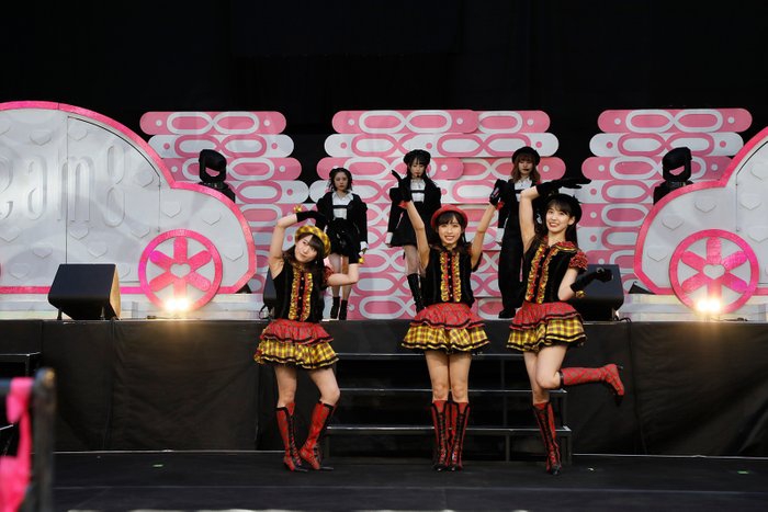 组图:akb48 team8举办5周年纪念演唱会 热情歌迷现场守候