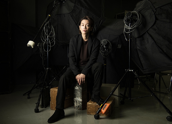 组图:佐藤健长发拍摄全黑大片 浑身笼罩艺术气息