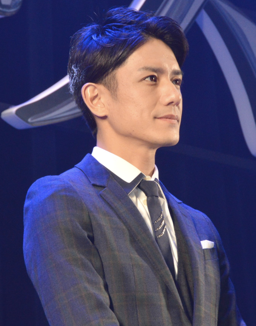 组图:泷泽秀明出席电视剧发布会 西装打扮英气逼人_高清图集_新浪网