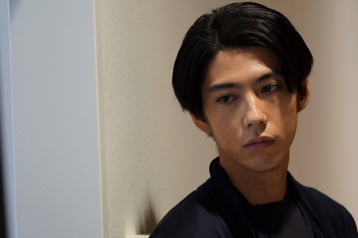 组图:贺来贤人特别剧饰演杀人犯 眼神带戏被赞演技高超