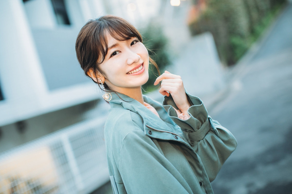 組圖：柏木由紀穿束腰裙接受採訪 笑靨如花溫柔有氣質