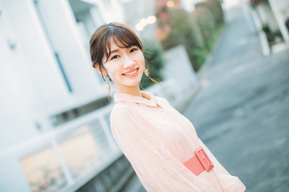 組圖：柏木由紀穿束腰裙接受採訪 笑靨如花溫柔有氣質