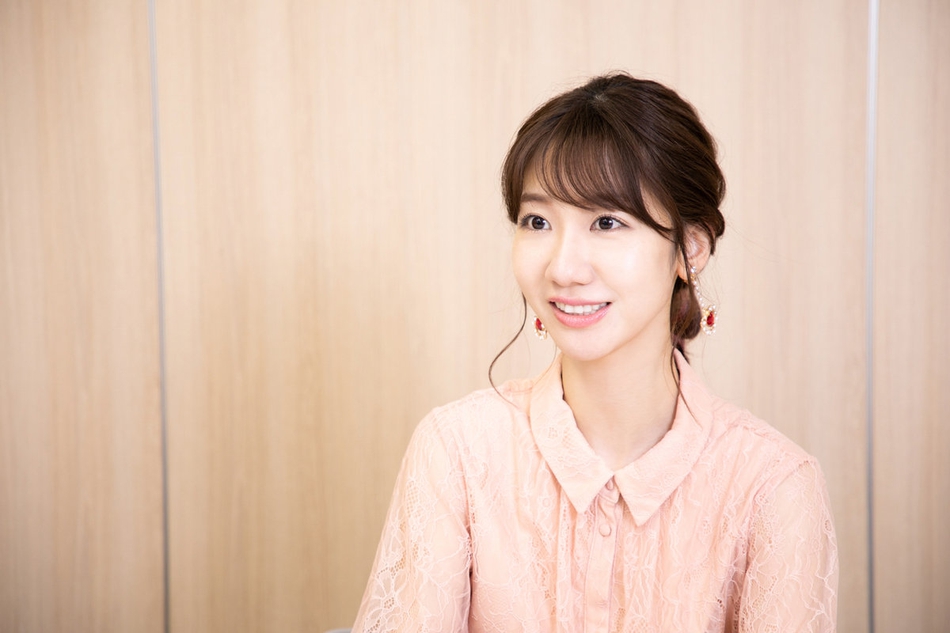 組圖：柏木由紀穿束腰裙接受採訪 笑靨如花溫柔有氣質