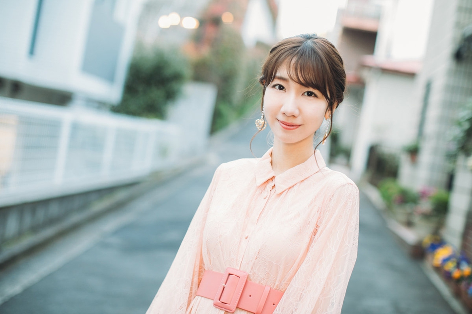 組圖：柏木由紀穿束腰裙接受採訪 笑靨如花溫柔有氣質