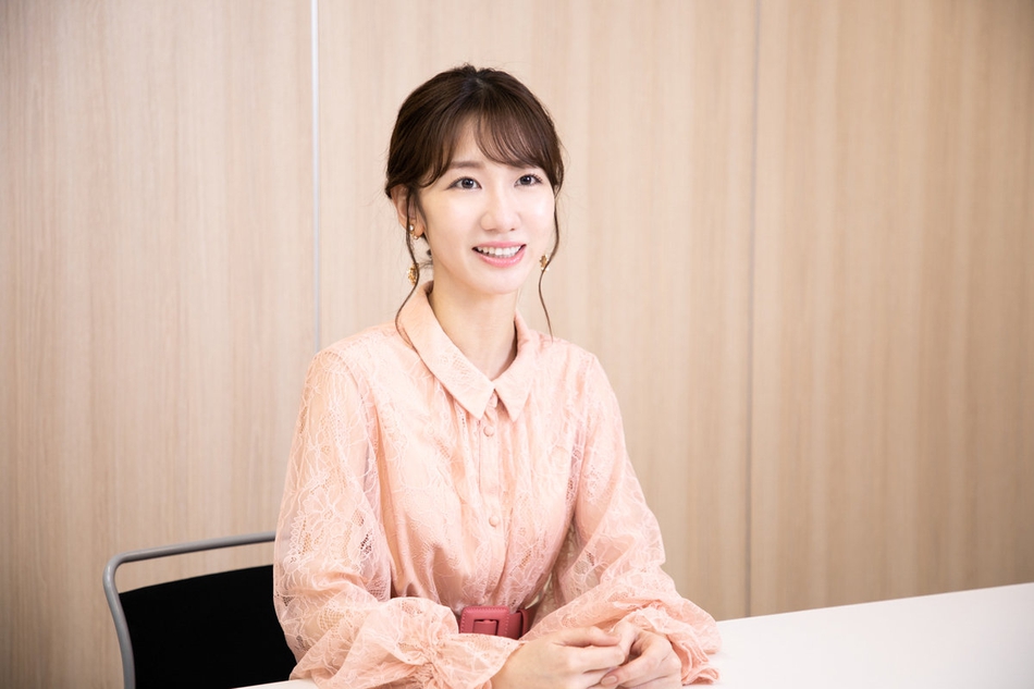 組圖：柏木由紀穿束腰裙接受採訪 笑靨如花溫柔有氣質