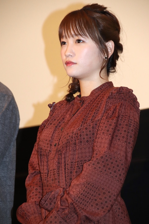 组图:川荣李奈出席舞台活动 身穿红色长裙活泼可爱