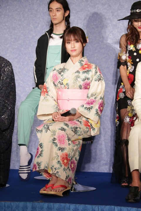 组图：深田恭子出席电视剧发布会 身穿和服明艳动人