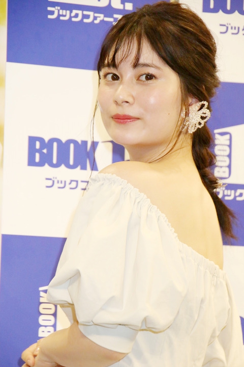 组图:大久保樱子出席写真集发布会 穿白色一字肩短裙甜美可爱