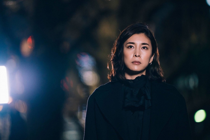 组图:《丑闻专门律师queen》公开剧照 竹内结子要离职事务所?