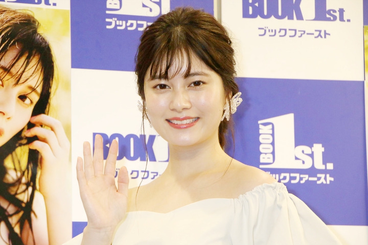 组图:大久保樱子出席写真集发布会 穿白色一字肩短裙甜美可爱