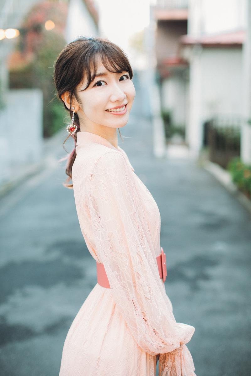 組圖：柏木由紀穿束腰裙接受採訪 笑靨如花溫柔有氣質