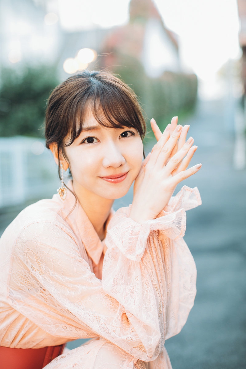 組圖：柏木由紀穿束腰裙接受採訪 笑靨如花溫柔有氣質