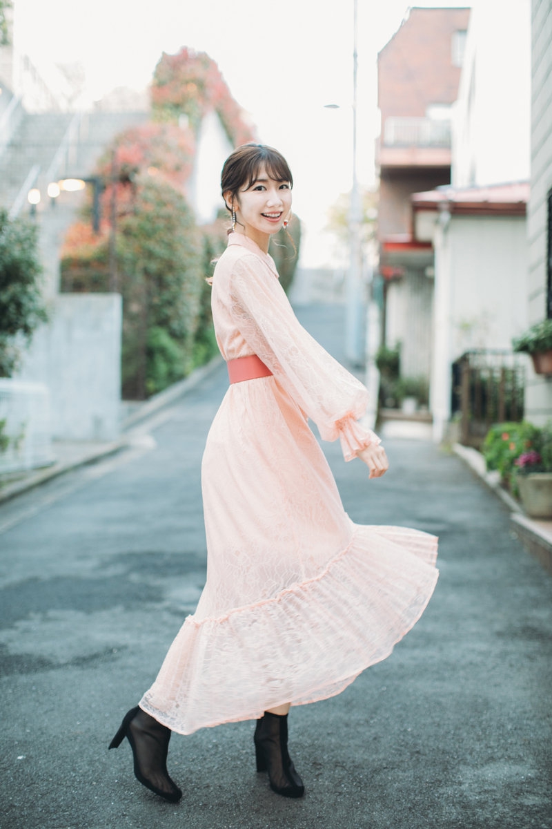 組圖：柏木由紀穿束腰裙接受採訪 笑靨如花溫柔有氣質