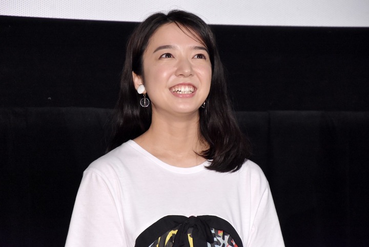 组图上白石萌音出席电影上映活动身穿长裙笑容明媚