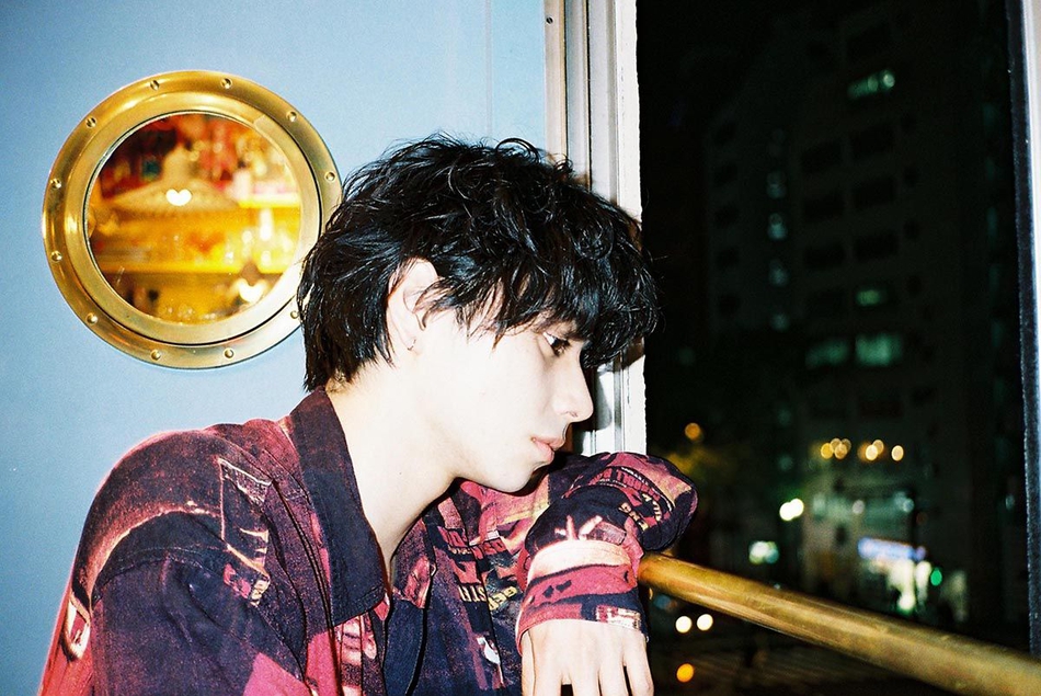 组图:演员村上虹郎拍复古写真 穿梭新宿街头酒吧