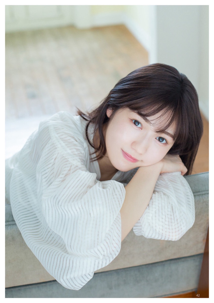 组图:渡边麻友杂志写真曝光 气质清纯动人