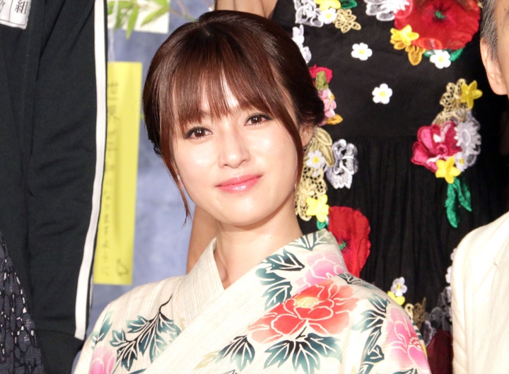 组图：深田恭子出席电视剧发布会 身穿和服明艳动人