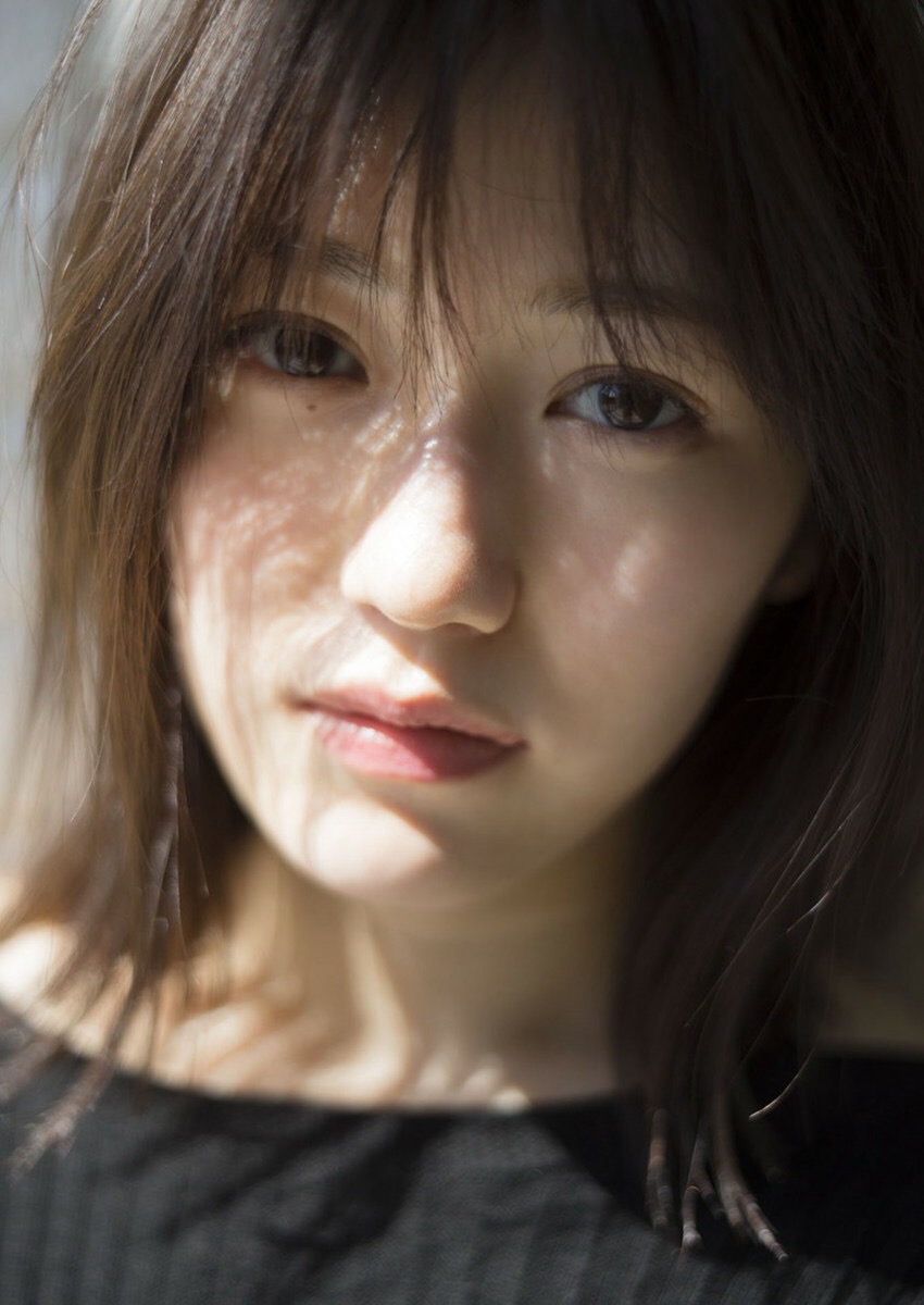 组图:渡边麻友穿露背装拍摄写真 笑容优雅甜美