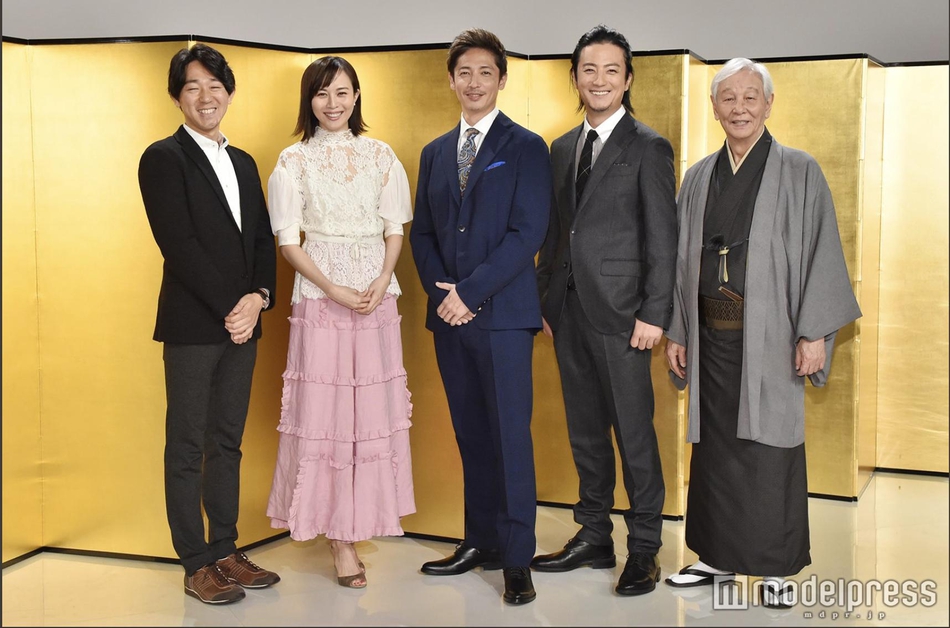 组图:玉木宏比嘉爱未出席剧集宣传会 笑容满面表示期待播出